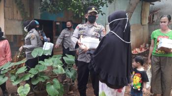 Kapolsek TBU Bagikan Nasi Kotak dan Beras  untuk Masyarakat Terdampak Wabah Covid-19